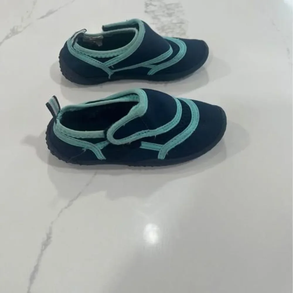Youth 9-10 Toddlers water shoes Childern’s place baby blue on dark blue
